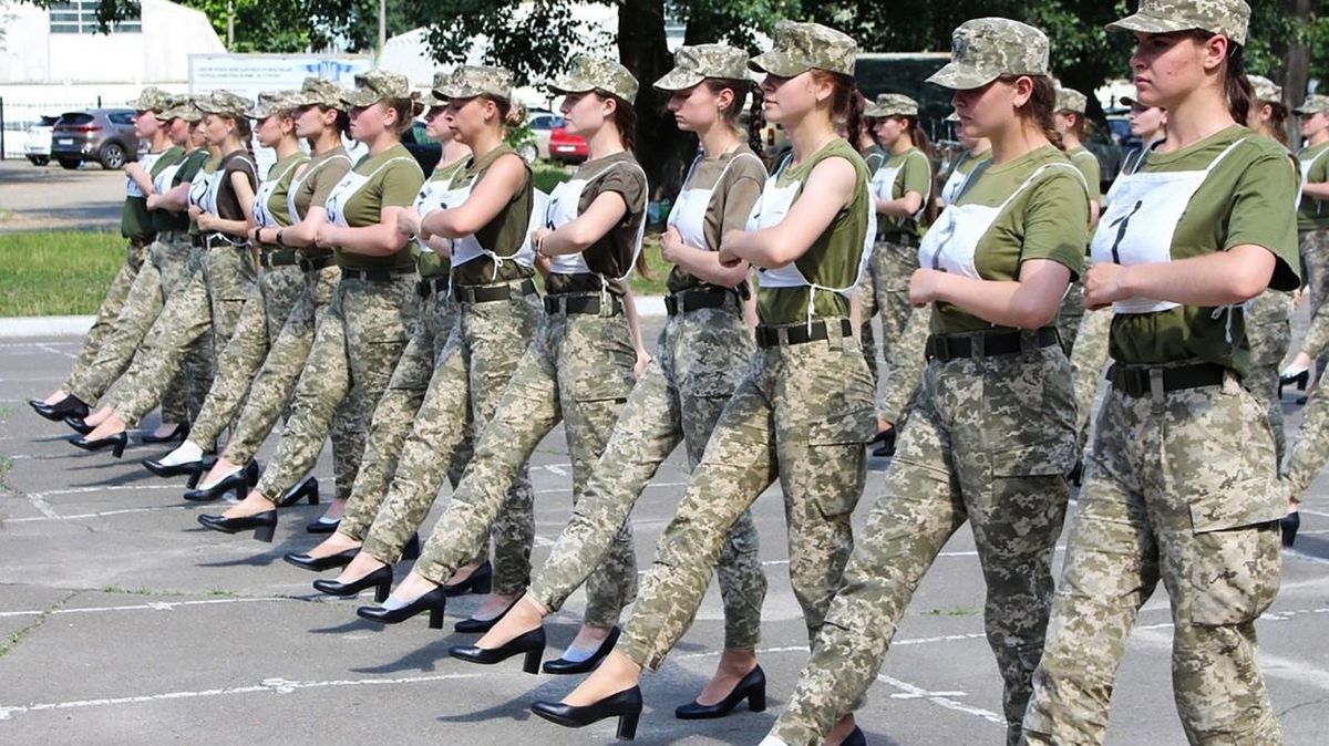 Ukrajinské vojákyně na přehlídce beze zbraní a na podpatcích, plánuje ministerstvo